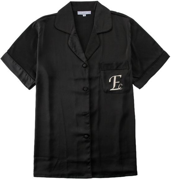 Zwarte korte pyjamaset met korte mouwen en broekje, geborduurd met 'Ec' op de borstzak.
