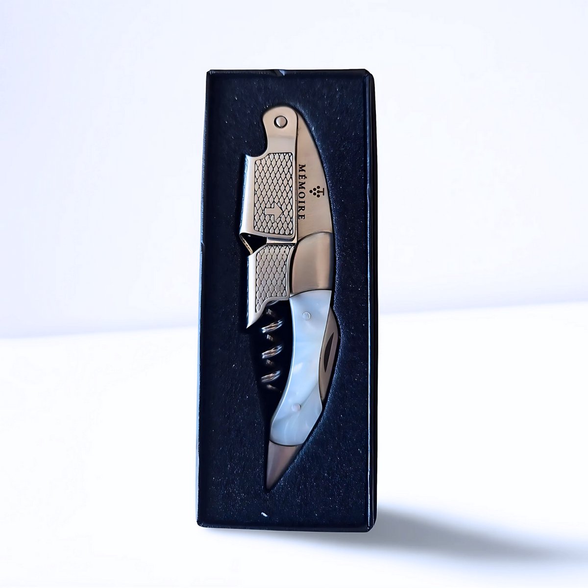 Mémoire® Couteau Sommelier Résine Maanwit & RVS - Kurkentrekker van Edelhars - 3 in 1 Sommelier mes met Flessenopener en Foliesnijder - Stijlvolle en Duurzame Wijnopener - Perfect voor Horeca en Thuis - Premium Kelnermes voor Wijnliefhebbers — cadeau in Kookcadeaus - foto 3