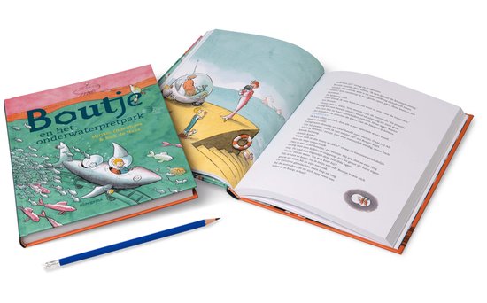 Een open boek 'Boutje en het onderwaterpretpark' toont een illustratie van een jongen in een duikboot en een zeemeermin. Een potlood ligt ernaast.