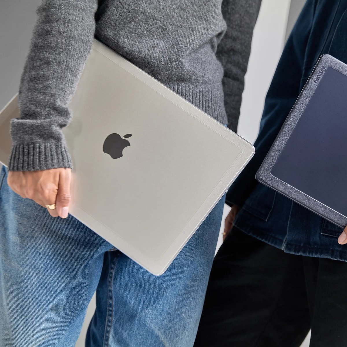 MacBook Air 13" (M3 2024) Hardshell Case Transparant - Incase Edge, Slank, Lichtgewicht, Krasbestendig, Volledige Poorttoegang - Afbeelding 5