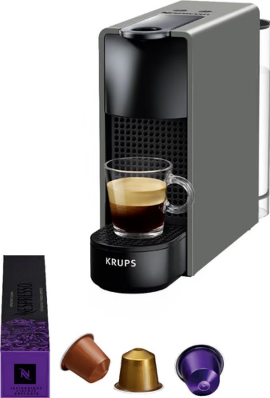 Grijze Krups Essenza Mini koffiemachine met een espresso en drie Nespresso cups.
