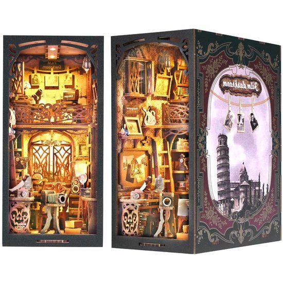 Twee diorama's in boekvorm: een filmstudio en een weergave met een illustratie van de toren van Pisa.