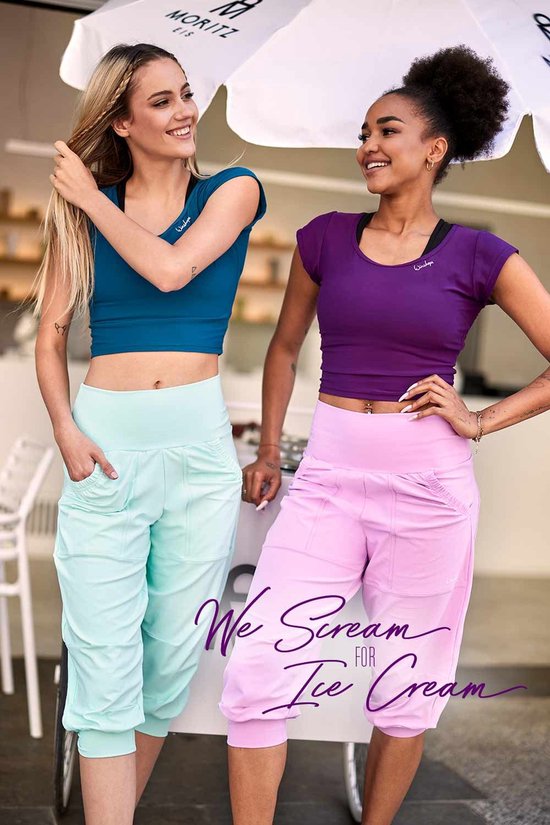 Twee modellen; de linker draagt een blauwe crop top en mintgroene capribroek, de rechter een paarse crop top en roze capribroek.