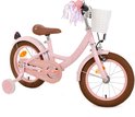 Roze kinderfiets met witte mand, bruin zadel en paarse linten aan het stuur. Hartjes op het frame.