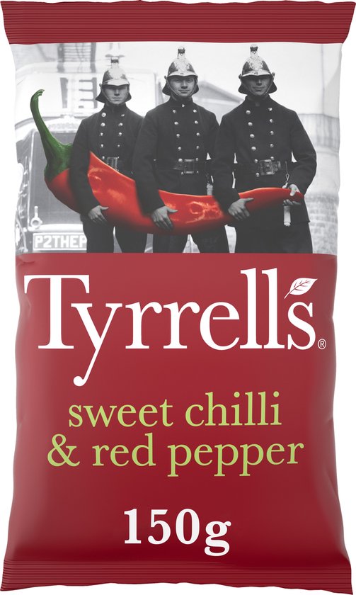 Rode zak met 'Tyrrells slow-cooked crisps sweet chilli & red pepper 150g' op de voorkant. Drie mannen in brandweeruniform met een rode peper.