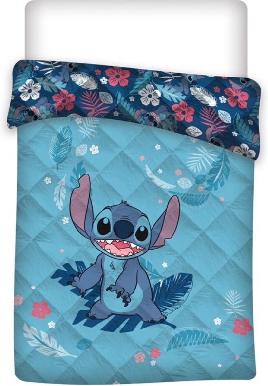 Housse de couette avec Stitch sur fond bleu avec des feuilles tropicales et des fleurs.