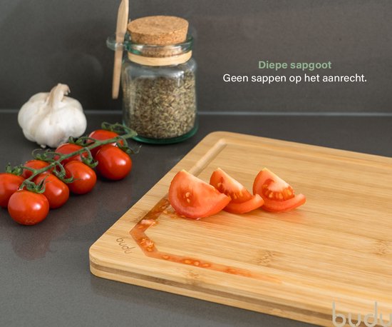 Een Budu bamboe snijplank met een close-up van het ophangoog, de sapgoot en de handgrepen. De plank is gemaakt van bamboe.