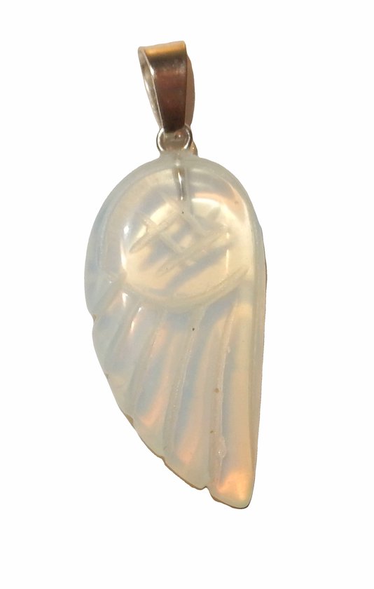 Witte opalieten engelenvleugel hanger met een zilverkleurig oogje.