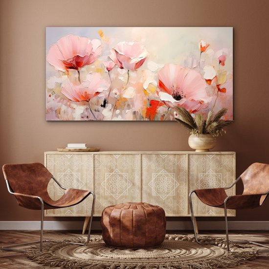 Peinture abstraite avec des fleurs roses, suspendue au-dessus d'une commode en bois avec deux fauteuils en cuir.