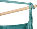 Detail van de knoop en houten spreidstok van een turquoise hangstoel met touwen.