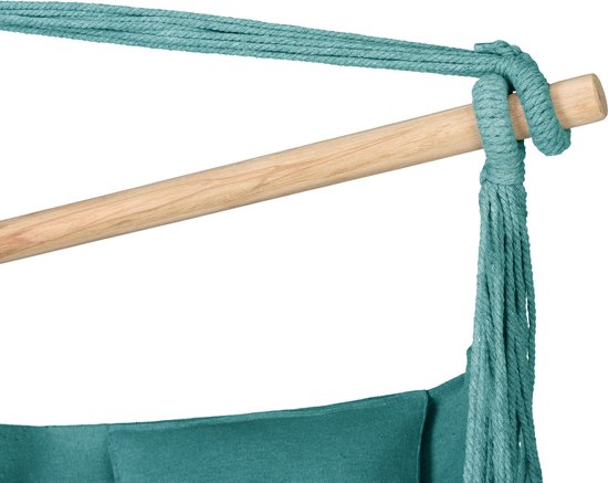 Detail van de knoop en houten spreidstok van een turquoise hangstoel met touwen.