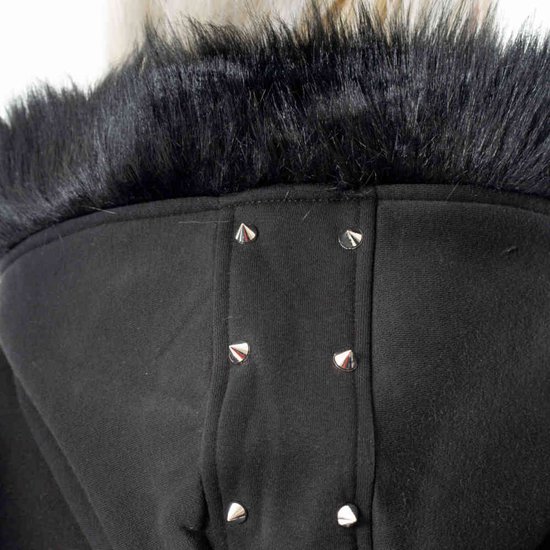 Zwarte jas met capuchon met zwarte bontrand en zilveren studs.