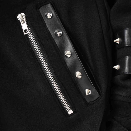 Detail van de zwarte jas met ritszak, leren bies en studs.