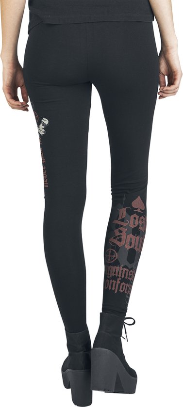 Zicht op de achterkant van zwarte legging met opdruk van gotische tekst 'lost souls' en kruis-motieven.