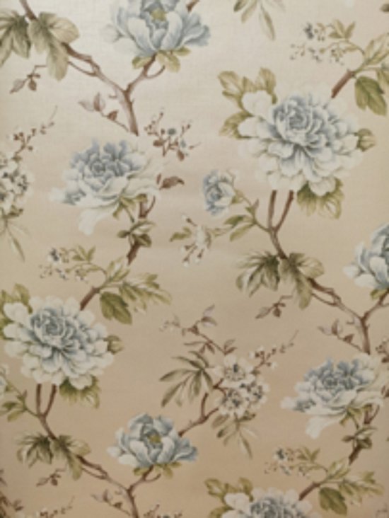 Crème behang met blauwe en witte pioenrozen en groene bladeren aan bruine takken.