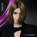 Model met kort, steil kastanjebruin haar en een zwarte blazer. SYOSS logo en tekst 'YOU. INTENSIFIED.'