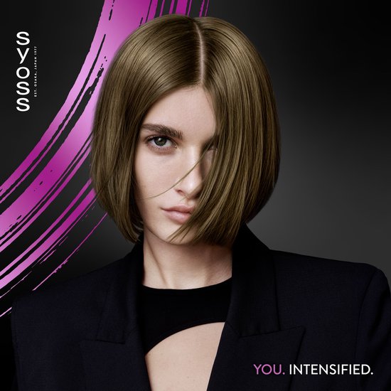 Model met kort, steil kastanjebruin haar en een zwarte blazer. SYOSS logo en tekst 'YOU. INTENSIFIED.'