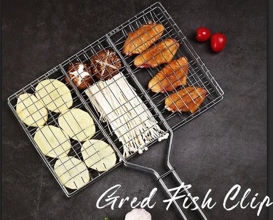 Grillmand met aardappelschijfjes, champignons, engeyelen en kippenvleugels.