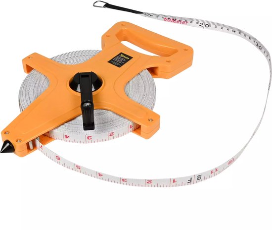 Oranje meetlint met deels uitgerold glasvezelband met meter- en voetmarkeringen.