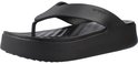 Tong compensée noire Crocs, côté avec lignes courbes et assise plantaire détaillée.