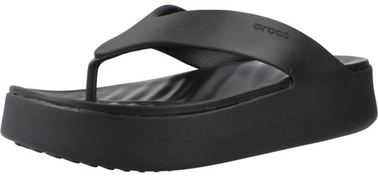 Tong compensée noire Crocs, côté avec lignes courbes et assise plantaire détaillée.