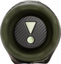 Zijkant van de JBL Charge 6 camouflage speaker, met het JBL-uitroepteken-logo.
