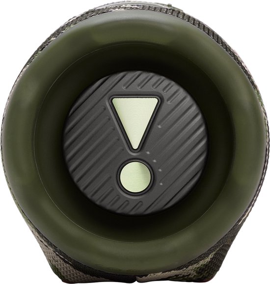 Zijkant van de JBL Charge 6 camouflage speaker, met het JBL-uitroepteken-logo.