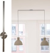 Roestvrijstalen Lightswing rail met twee grijze hanglampen in een lichte eetkamer.