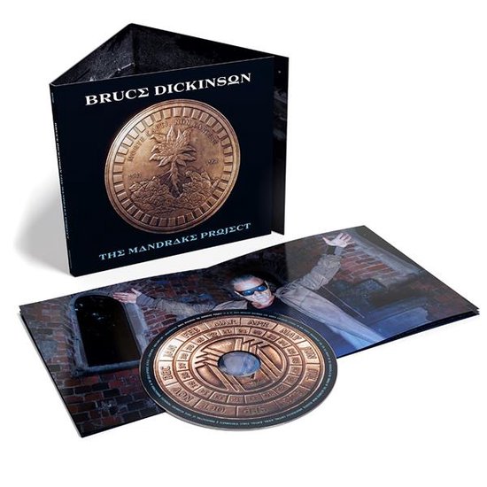 Gepromoote CD-verpakking: Bruce Dickinson met medaille-design op hoes en CD. De CD bevat een kalenderindeling.