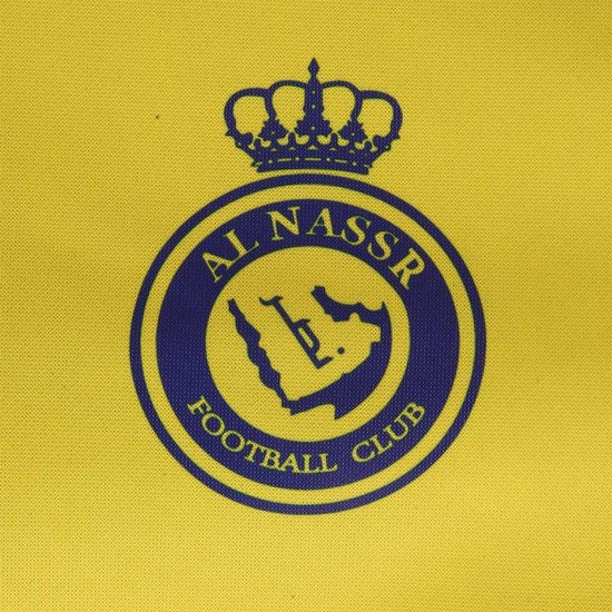 Gedetailleerd Al-Nassr logo met kroon en landkaart op gele achtergrond.