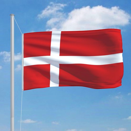 Wapperende Deense vlag in het rood met wit Scandinavisch kruis tegen een blauwe hemel met wolken.