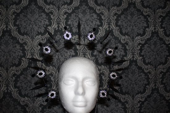 Zwarte halo met wijzers en zwarte sierornamenten