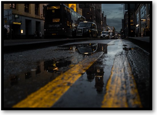 Onderweg in Manchester - Taxi's en Reflecties - Fotoposter 70x50 met Lijst