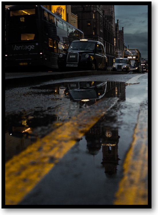 Onderweg in Manchester - Taxi's en Reflecties - Fotoposter met Lijst