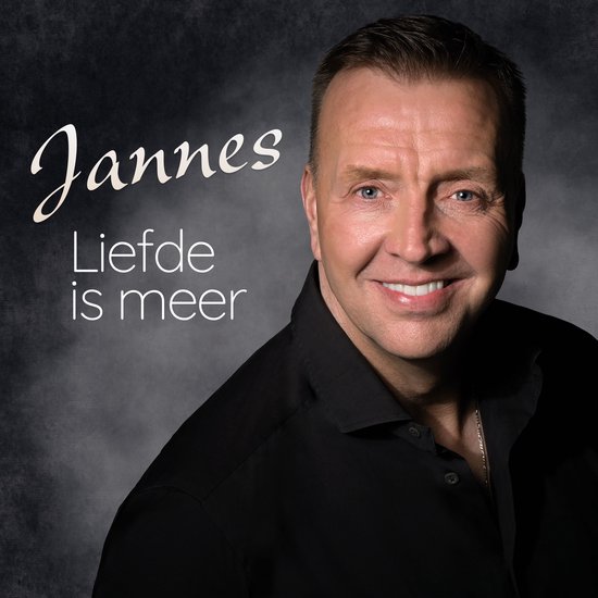 CDhoes van Jannes met "Liefde is meer" in witte letters. Jannes draagt een zwarte blouse.