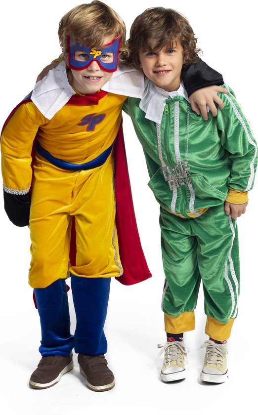 Twee jongens omhelzen elkaar, de ene in groen Coole Piet-kostuum, de ander in een geel superheldenpak.