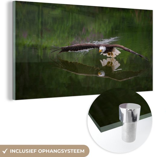 MuchoWow® Glasschilderij 160x80 cm - Schilderij acrylglas - Een Amerikaanse zeearend vliegt erg laag over het water - Foto op glas - Schilderijen