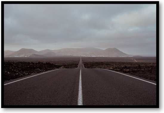 De Weg door Lanzarote - Op Reis door de Stilte - De Stille Snelweg - Fotoposter 60x40 met Lijst
