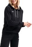 Zwarte Nike hoodie met witte veters en logo, gedragen door vrouw