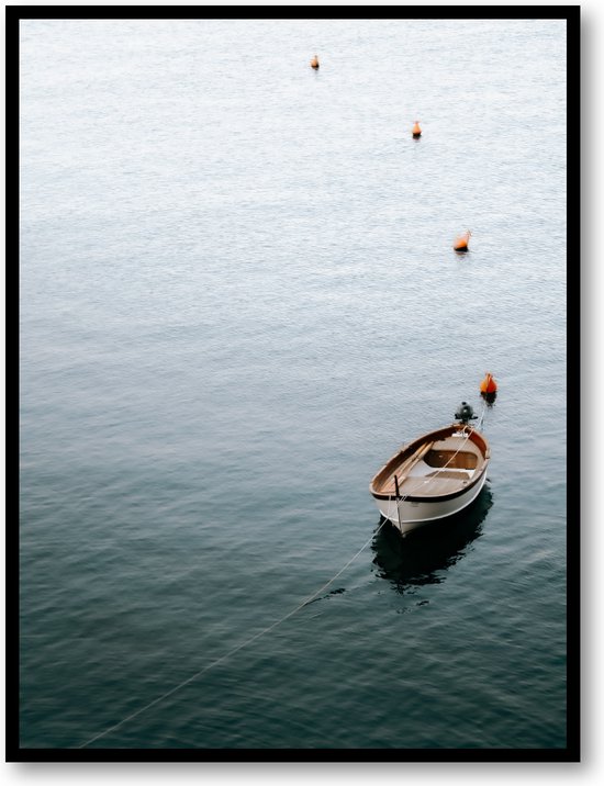 Stilte in Riomaggiore - Eenzaamheid op Zee - Vissersboot - Fotoposter 30x40 met Lijst