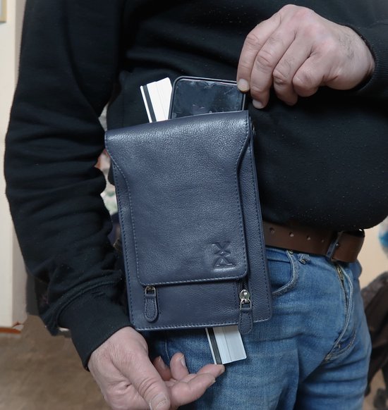 Donkerblauwe leren heuptas met telefoon en pasjes.