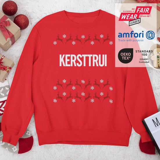 Pull rouge avec le texte KERSTTRUI en lettres blanches, entouré de rennes blancs et de flocons de neige.