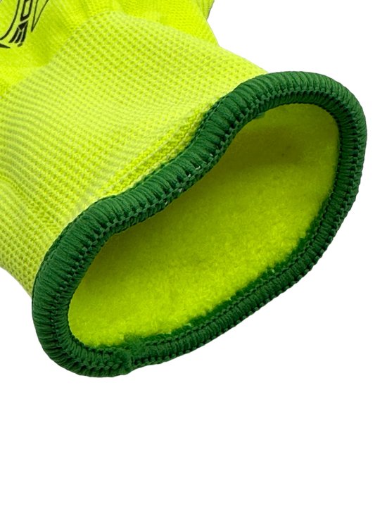 Close-up van de voering van een fluoriserende gele thermische werkhandschoen met groene gebreide zoom.