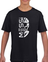 Kinder shirt met tekst- Kinder T-Shirt - Zwart - Maat 122/128 T-Shirt leeftijd 7 tot 8 jaar - Messi t-shirt - Cadeau - Shirt cadeau - Messi the Goat- verjaardag - Oranje tekst
