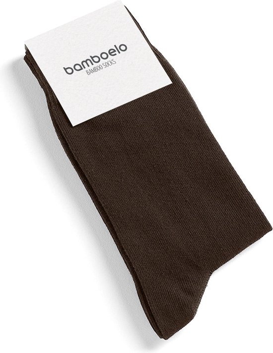 Bruine bamboesok met een kaartje van bambooe met de tekst 'bamboelo BAMBOO SOCKS'.