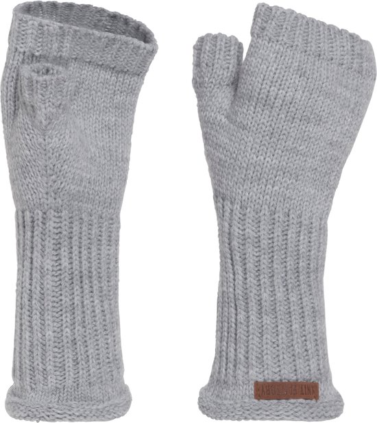 Lichtgrijze gebreide vingerloze handschoenen met ribbelboord en bruin label 'Knit Factory'.