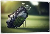 Tuinposter – Golf - Tas - Clubs - Gras - Sport - 120x80 cm Foto op Tuinposter (wanddecoratie voor buiten en binnen)