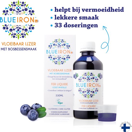 Blueiron vloeibaar ijzer met bosbessensmaak, 330 ml. Naast de fles staan twee bosbessen en een doseerbeker met vloeistof.