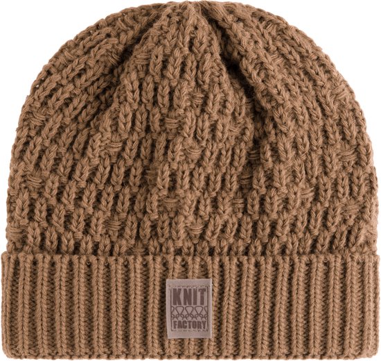 Bruine gebreide muts met ribgebreide omslag en een label met "Knit Factory".