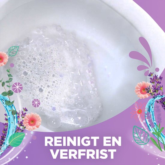 Een toiletpot gevuld met schuimend water, versierd met lavendel en bloemen.